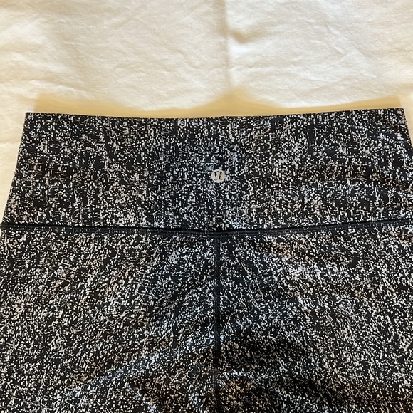 New Lululemon Wunder Under Crop High-Rise *21"
Luon Suited Jacquard Black White - Picture 3 of 9